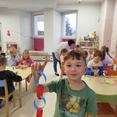 Pomagamy Elfikowi zrobić łańcuch na choinkę 